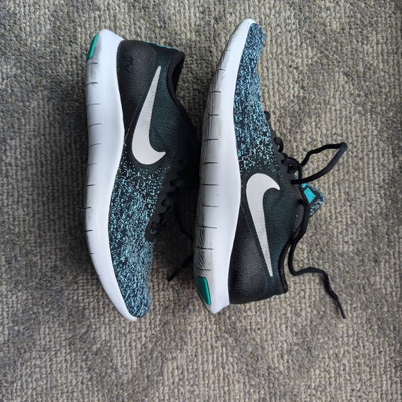 Nike shoes - Picture 2 of 3